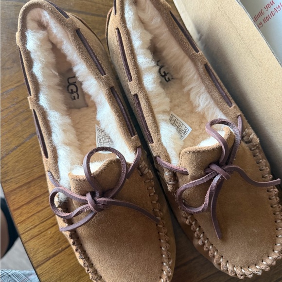 UGG Dakota tan suede moccasin slippers NIB - Picture 2 of 4